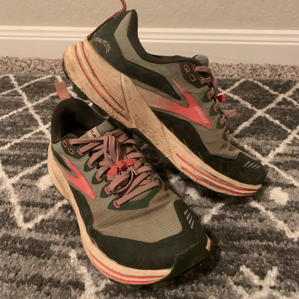 Brooks Cascadia 16 Green/Pink Women’s Trail Running Shoes Size 8